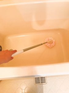 お風呂のしつこい黒カビを落とす方法 家事えもんが使う３つの秘密道具 掃除屋10年のプロ リュウジ が教える本当の汚れの落とし方